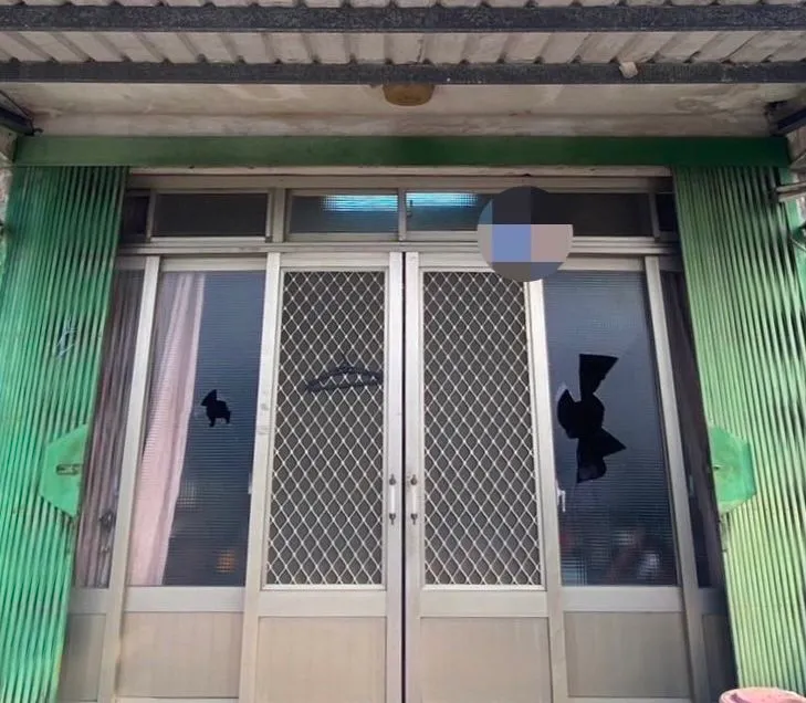 被害人住處門窗遭砸破。竹東警分局提供