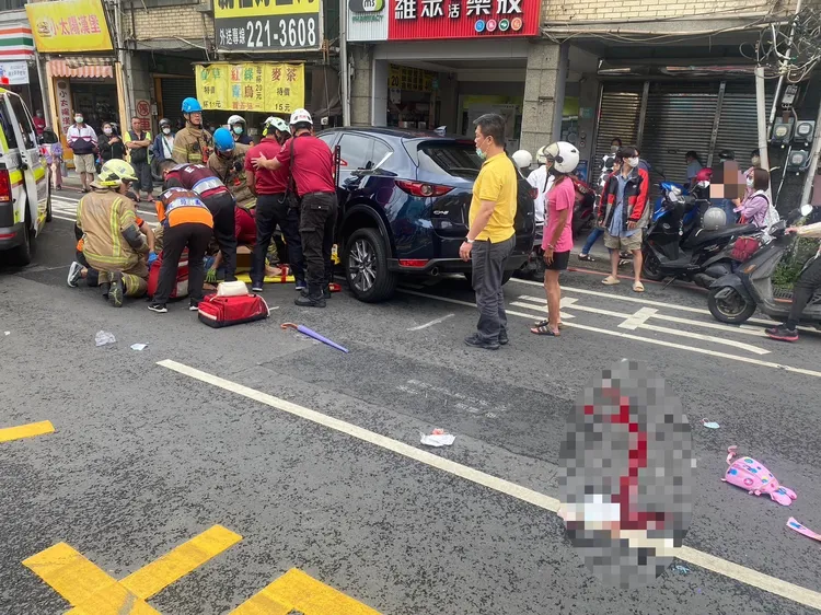 警方、消防到場救援。讀者提供