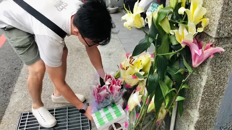 民眾至案發路口獻花致意。讀者提供