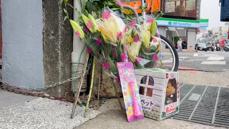 現場擺滿鮮花、玩具。讀者提供