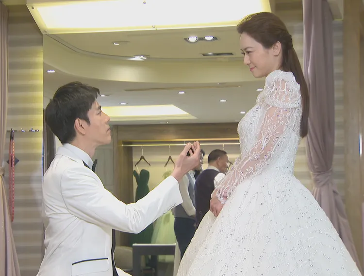 丁力麒（左）忍不住又向游詩璟求婚。台視提供