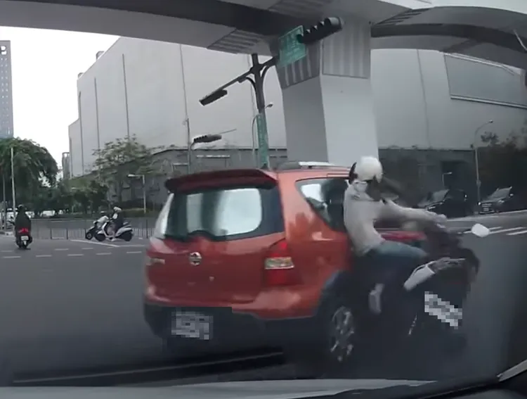 網友痛斥紅車駕駛不會開車就坐公車。翻攝Youtube