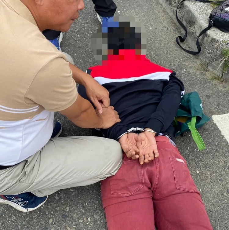 屏東警方在台南新營壓制嫌犯。讀者提供