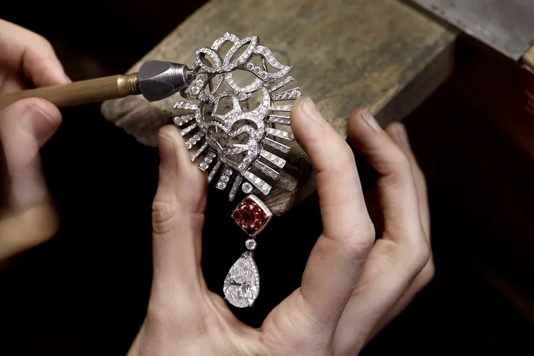 霸氣浮現於項鍊中央位置獅首圖騰，是香奈兒女士誕生星座的象徵。品牌提供