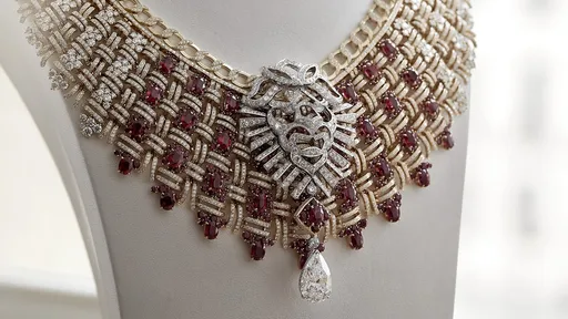 香奈兒最頂級「斜紋軟呢」誕生　霸氣採購370顆紅寶只為挑出完美的1/10