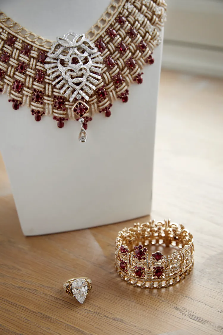 不只項鍊上的獅首圖騰可單獨拆卸為胸針，垂墜其下方的10.17克拉梨形切割鑽石，亦可輕鬆拆裝於另只戒環上佩戴。品牌提供