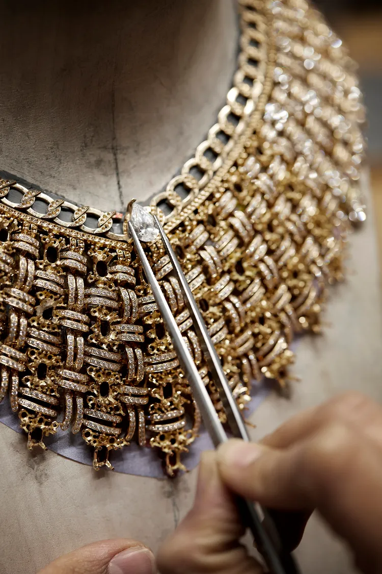 藉著「鍊環」結構彼此間的留白空間安排，Tweed Royal項鍊還原了斜紋軟呢由毛線織入呈現的立體紋理，為作品帶來了空氣般的輕盈效果。品牌提供