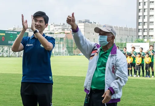 高雄足球之父李清泉520蒞臨球場觀戰 見證台灣足壇發展1甲子