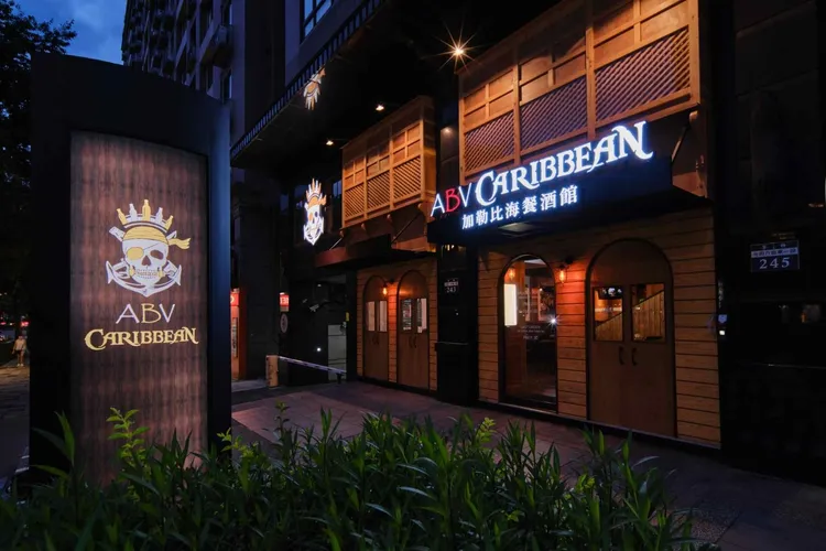 ABV大月休10天，小月休9天，更提供40%-80%的在職進修補助，同時贊助啤酒侍酒師考試費，餐飲從業人員轉職，再提供額外的萬元獎金。業者提供