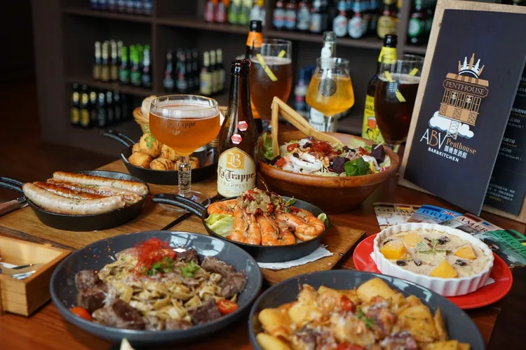 ABV餐飲集團一般服務員薪水37000-43000元，主管薪水44000-80000元，不含每月的營業獲利提成獎金。業者提供