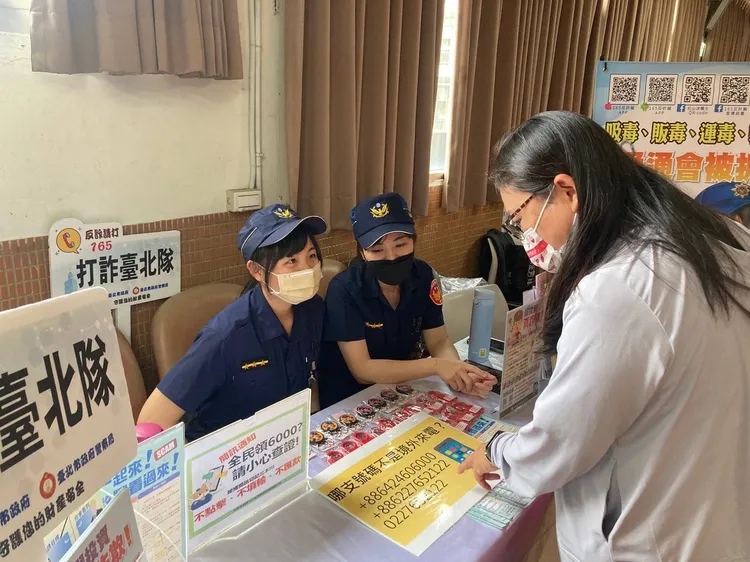 警方藉由互動問答將反詐的知識傳遞給參賽學童及家長。翻攝畫面