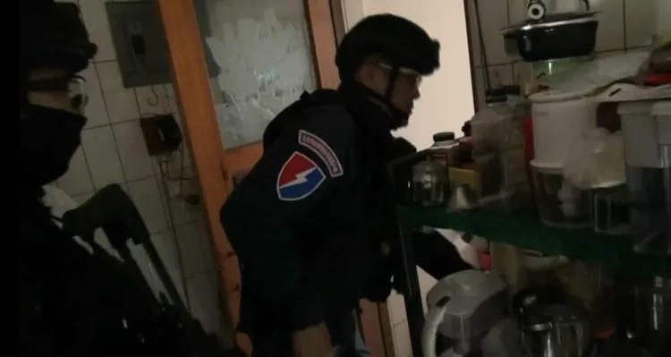 警方破門攻堅。翻攝畫面