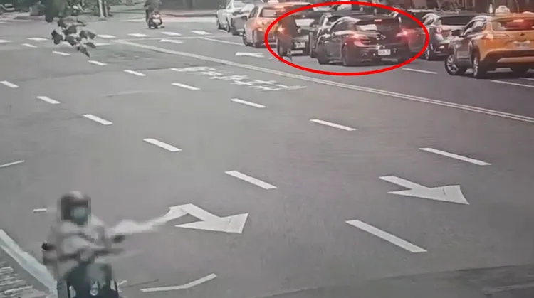 林嫌等5人當街強行擄走被害人。翻攝畫面