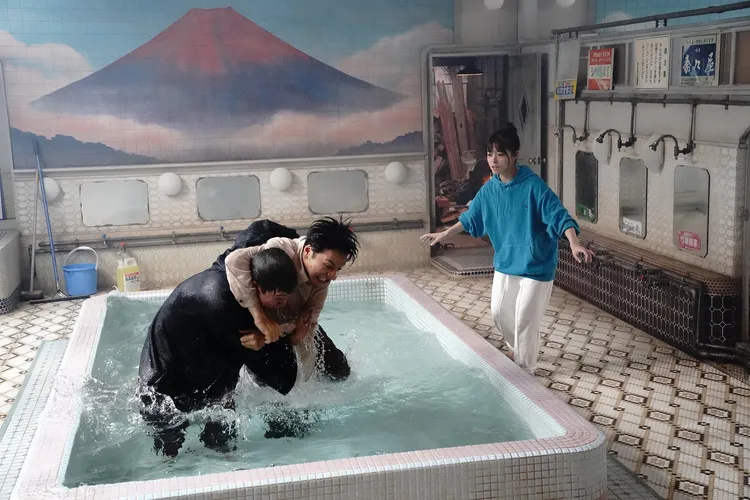 本片實景打造的浴池，成為演員們在拍攝時的休息區，左起濱田岳、生田斗真、橋本環奈。采昌國際多媒體提供