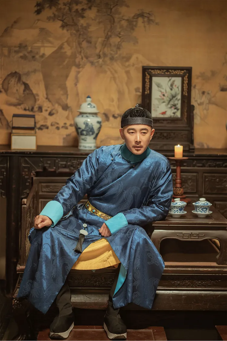 羅晉為了符合清朝「剃髮留辮」的造型，親手剃光頭髮。中天娛樂台提供