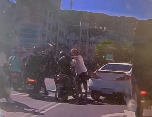 小客車紅綠燈前鬼切暴衝突　駕駛馬路上出拳猛K騎士