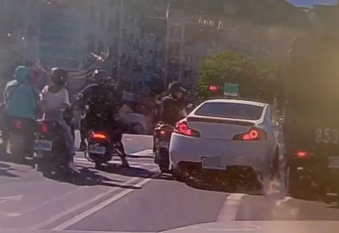 騎士險遭鬼切小客車擦撞。翻攝畫面