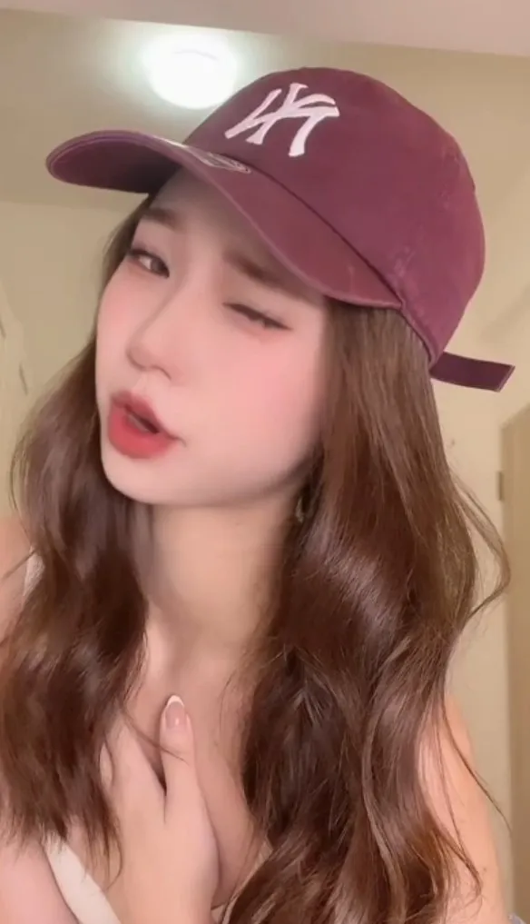 眨眼裝可愛。抖音@mw005266 提供