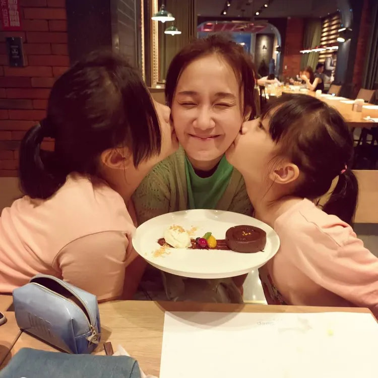 上週何妤玟帶2名女兒一同出遊，提前慶祝母親節。翻攝《何妤玟 Winnie Ho》粉絲頁
