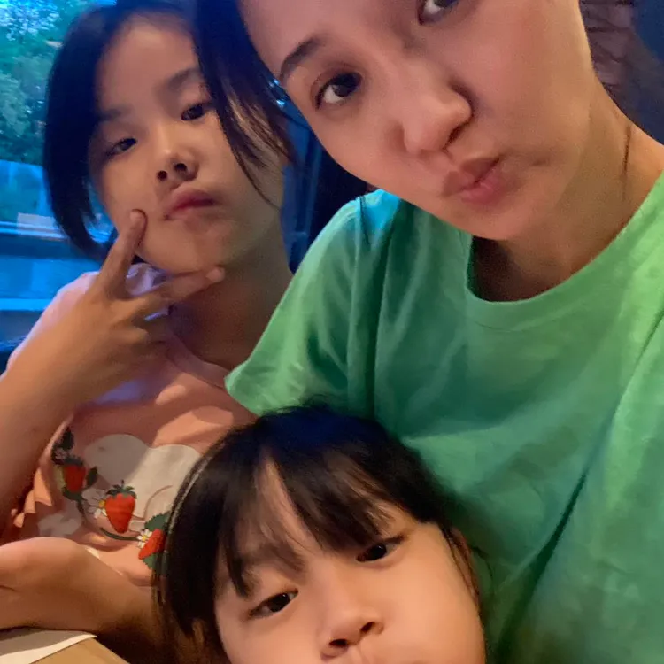 上週何妤玟帶2名女兒一同出遊，提前慶祝母親節。翻攝《何妤玟 Winnie Ho》粉絲頁