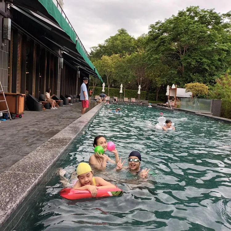 上週何妤玟帶2名女兒一同出遊，提前慶祝母親節。翻攝《何妤玟 Winnie Ho》粉絲頁