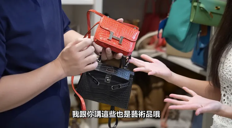 關穎分享自己珍藏的黑色霧面鱷魚皮mini kelly和極其稀有的mini Constance。翻攝Joeman YouTube