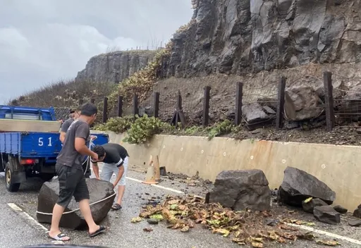 大雷雨狂炸這縣市!巨石崩落 「白天瞬變黑夜」行車要開燈