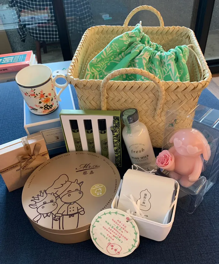 胡歌送來女兒百日禮。翻攝曾寶儀臉書