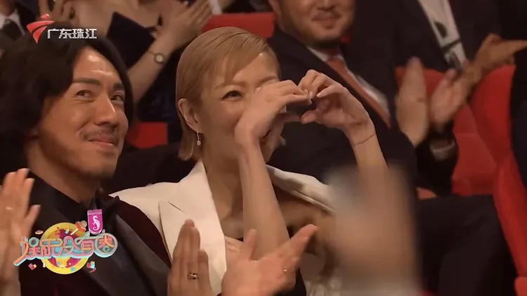 網友訕笑說，鄭秀文簡直像被截肢。翻攝自《香港01》