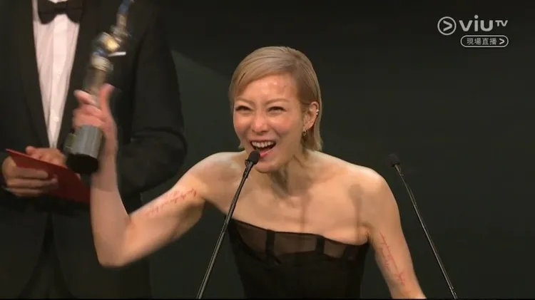 從原始的畫面可看出，鄭秀文雙臂顯眼紅色紋身字樣。翻攝自《香港01》