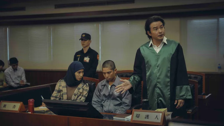 《八尺門的辯護人》由金鐘視帝李銘順（右）飾演阿美族公設辯護人，他與飾演印籍看護的雷嘉汭（左）有大量對戲戲。台北電影節提供