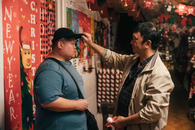 充滿幽默諷刺意味的《尋鹿》找來導演黃信堯跟知名網紅「大蛇丸」王顯耀（左）飾演聖誕樹宅配工人。台北電影節提供