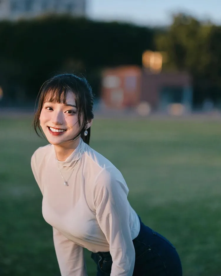 Loretta的笑容充滿感染力。
