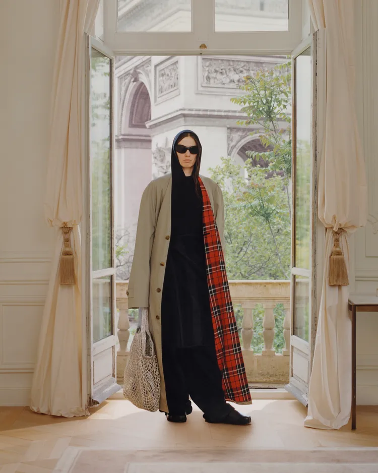 BALENCIAGA發表2024春季「Capital B」系列。品牌提供