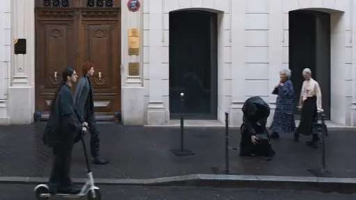 巴黎这条街太奇葩 老奶奶、送货员都穿全套BALENCIAGA