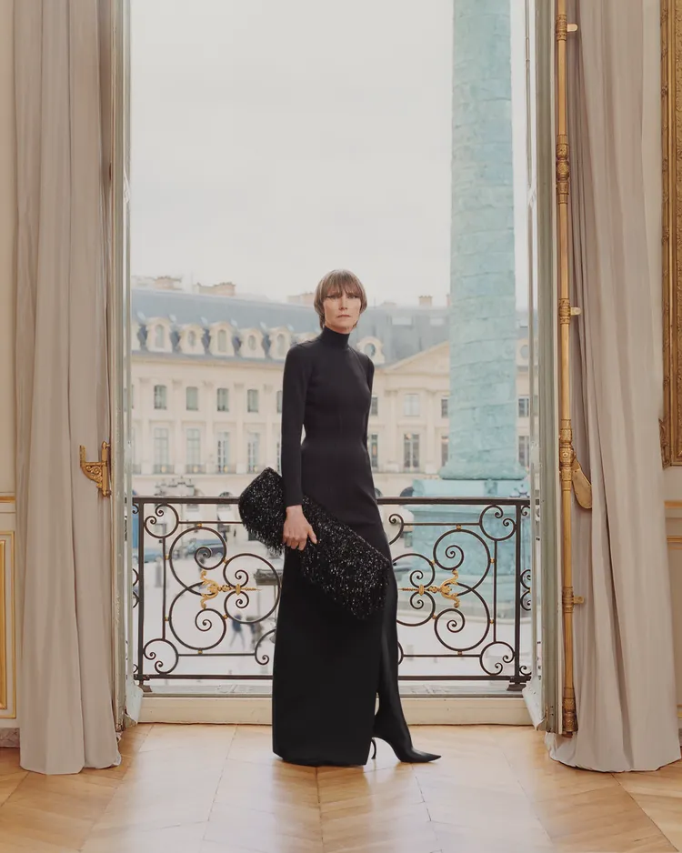 採用輕薄衝浪材質或科技縐紗紡織品織造成的禮服，亦在不失高級訂製服精神的前提下，營造出貼合當下律動的前衛感。品牌提供