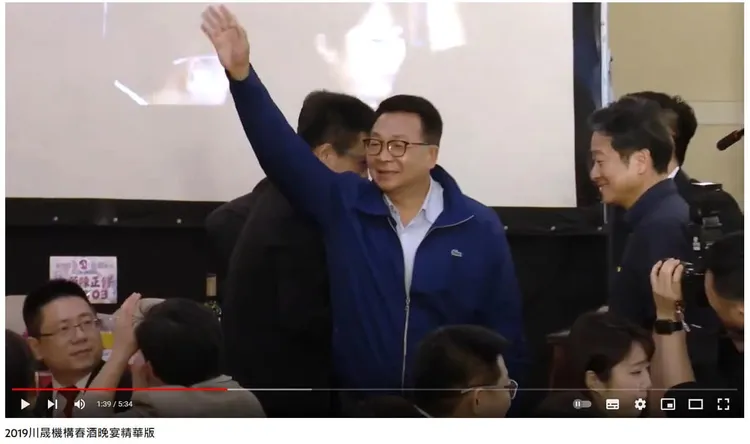 徐巧芯加碼公布的照片中，可見民進黨立委陳歐珀。翻攝徐巧芯臉書