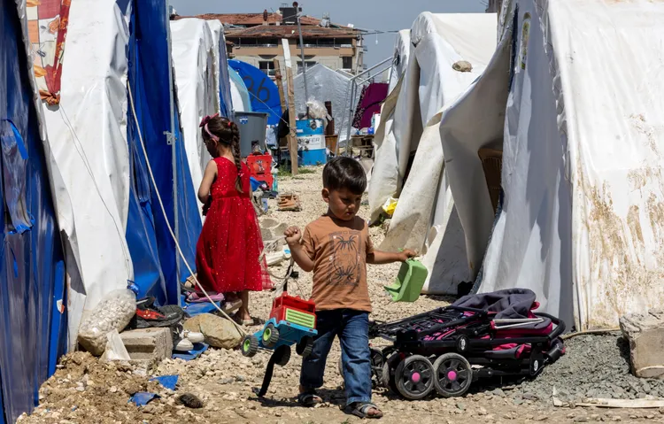 安塔基亞市許多人失去房子，暫居帳篷。路透社