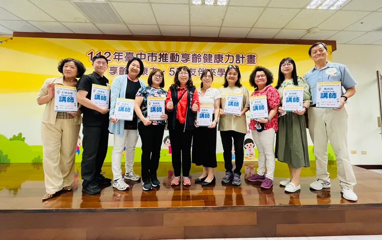 台中市社會局長廖靜芝為種子講師授證。市府提供