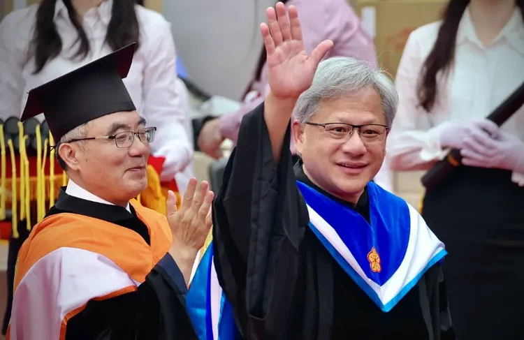 輝達（NVIDIA）創辦人黃仁勳（右）表示，未來「要麼你追獵食物，不然你就成為被他人追獵的食物」。林林攝