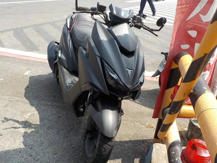 機車挨撞後繼續向前行，成了肇事者之一。讀者提供