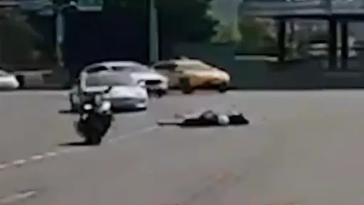 最無辜的第三者！騎士撞車摔落　「無人車」繼續衝10多公尺再撞一人