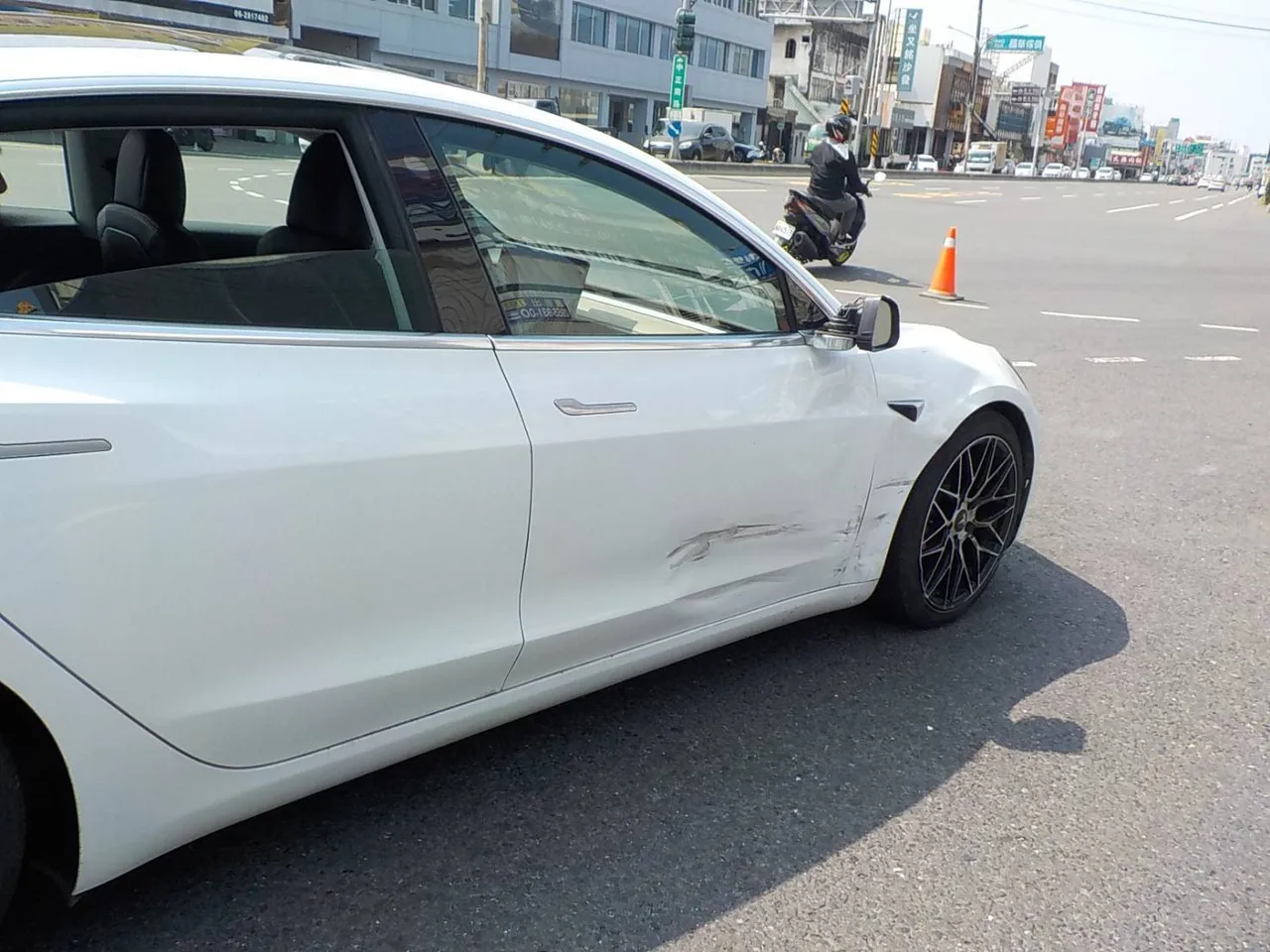 自小客右轉時與機車發生擦撞。讀者提供