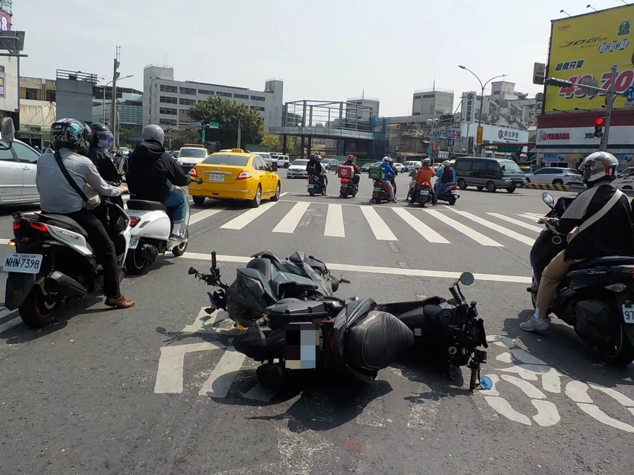 另名騎士無辜掃到颱風尾。讀者提供