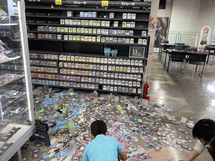 DVD店內商品全都掉落地上。翻攝推特@tsutakanaTCG