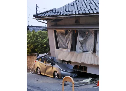 日本地震规模上修6.5酿1死21伤 山坡滑动墓碑被震垮