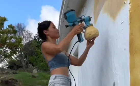 仙女工班施作噴塗牆面不馬虎。翻攝自「記者新聞網」