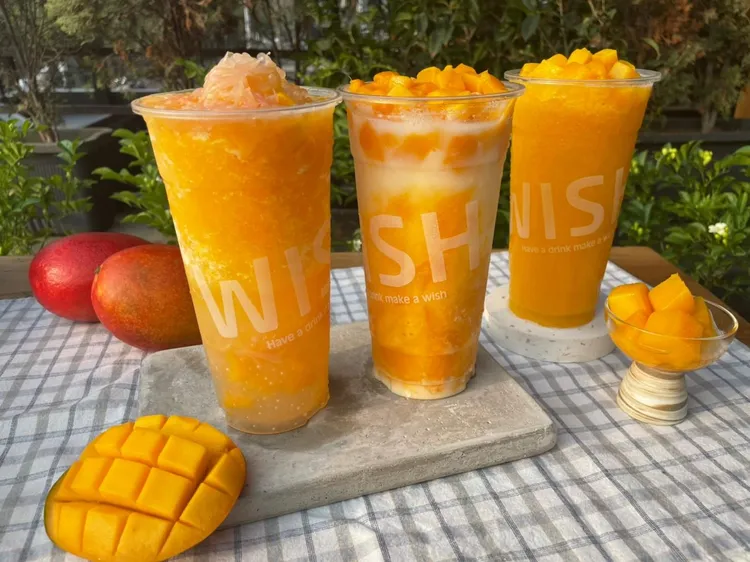 Mr.Wish推出3款芒果系列飲品(左)楊枝甘露(中)芒果厚奶(右)愛文芒果冰沙。業者提供