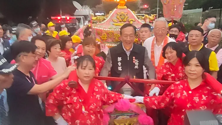 郭台銘親抬媽祖轎。黃子騰攝