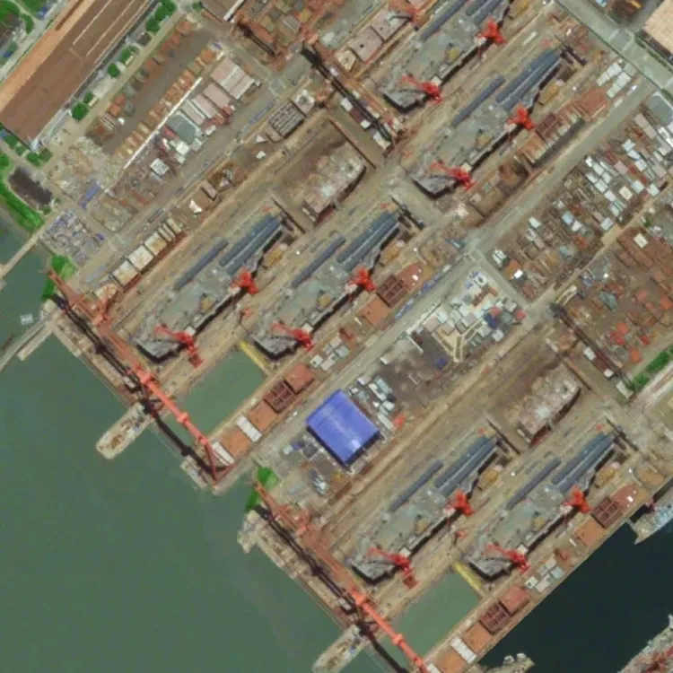 網路流傳的江南造船廠衛星照，據稱中國第三艘「福建艦」正在此建造中。翻攝微博